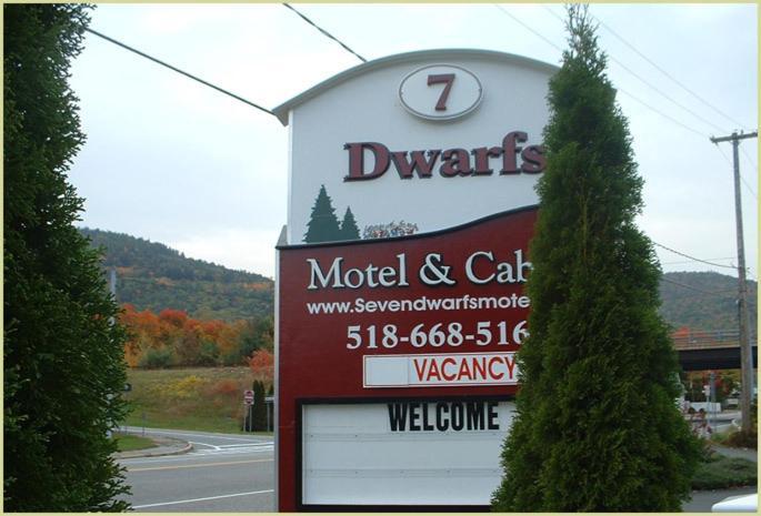 Seven Dwarfs Motel & Cabins بحيرة جورج المظهر الخارجي الصورة